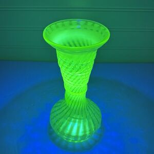 Vintage Fenton Green Opalescent Spiral Swirl Optic Flower Vase Uranium 8” Glows